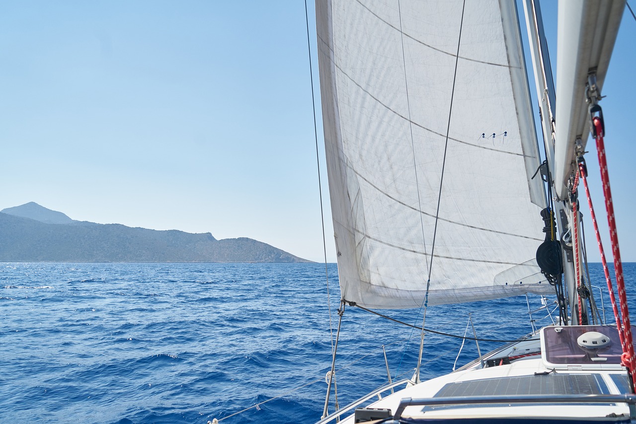 Hintergrundbild Segelschiff: Ein Segelschiff gleitet ruhig über das Wasser einer sanften See. Die Szene strahlt Gelassenheit und Freiheit aus, während das Schiff von den Winden getragen wird.