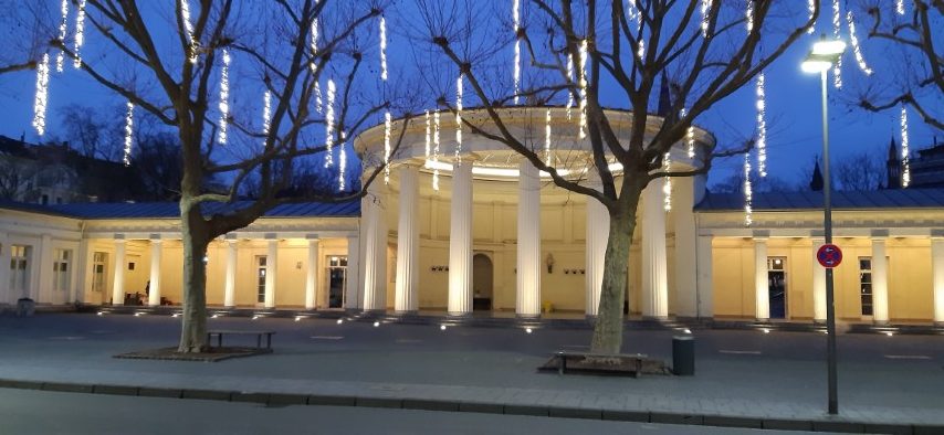 Symbolbild Aachen: Der Elisenbrunnen am Abend, elegant angestrahlt durch Scheinwerfer. Das glanzvolle Lichtspiel betont die historische Architektur und den Charme dieses Wahrzeichens. Diese nächtliche Darstellung vermittelt die einzigartige Atmosphäre und Schönheit des Elisenbrunnens in Aachen.